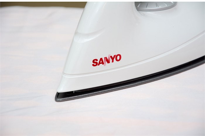 Bàn ủi khô Sanyo A-D1182 Màu Trắng