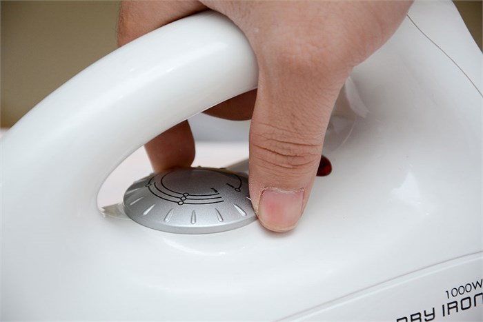 Bàn ủi khô Sanyo A-D1182 Màu Trắng