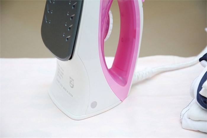 Bàn ủi hơi nước Philips GC1418 Màu Trắng - Hồng