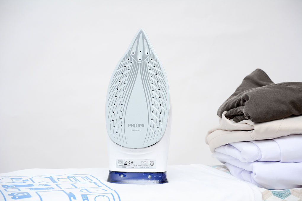 Mặt bàn ủi hơi nước Philips GC2046 phủ Ceramic chống dính