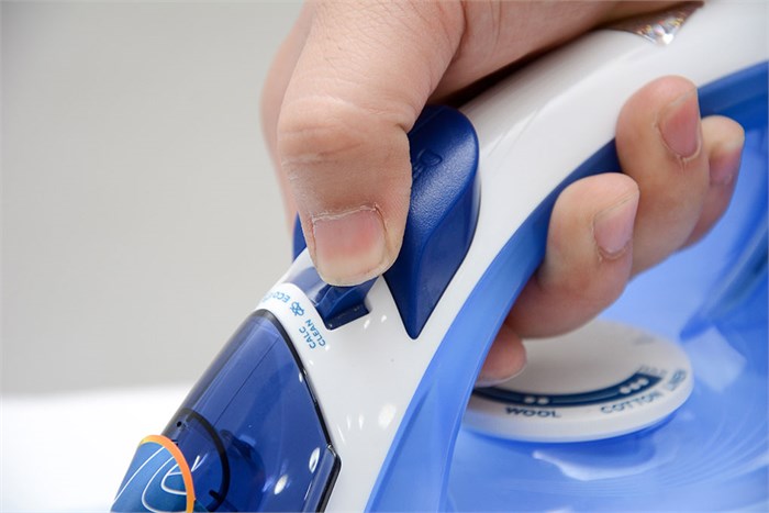 Bàn ủi hơi nước Philips GC2046 Màu Trắng - Xanh