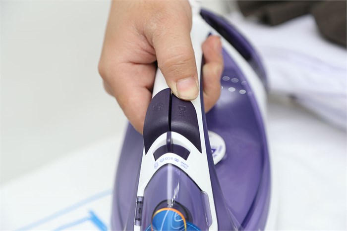 Bàn ủi hơi nước Philips GC2048 Màu Trắng - Tím