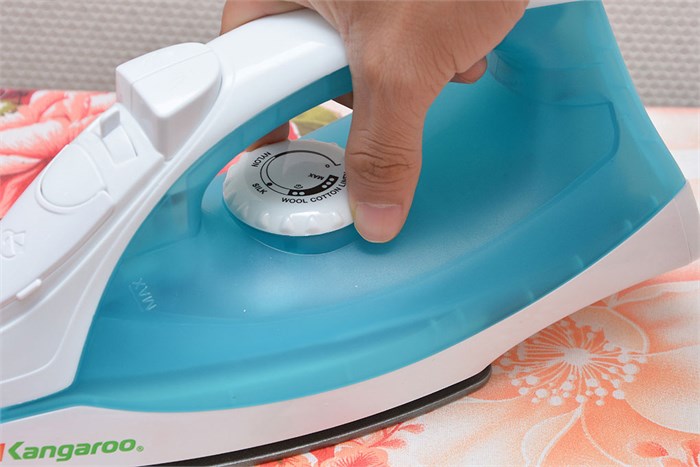 Bàn ủi hơi nước Kangaroo KG 87 Màu Trắng - Xanh