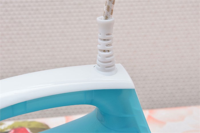 Bàn ủi hơi nước Kangaroo KG 87 Màu Trắng - Xanh