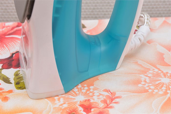 Bàn ủi hơi nước Kangaroo KG 87 Màu Trắng - Xanh