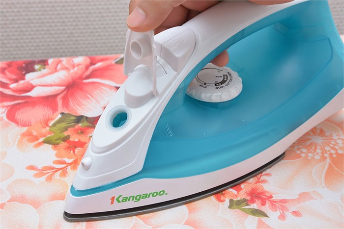 Bàn ủi hơi nước Kangaroo KG 87 Màu Trắng - Xanh