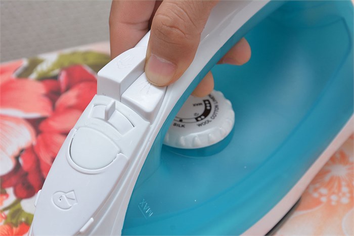 Bàn ủi hơi nước Kangaroo KG 87 Màu Trắng - Xanh