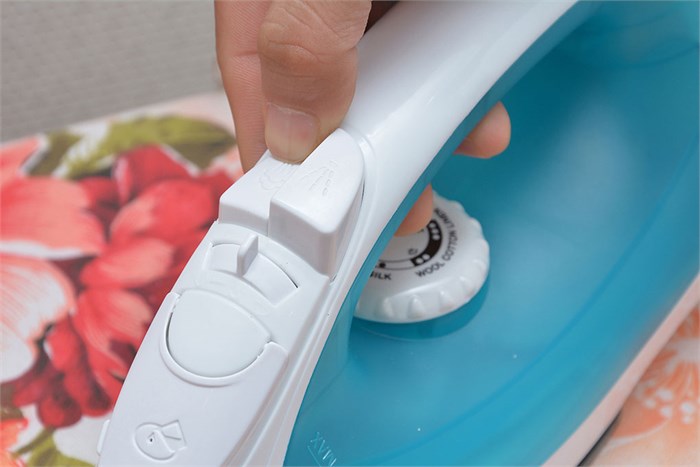 Bàn ủi hơi nước Kangaroo KG 87 Màu Trắng - Xanh