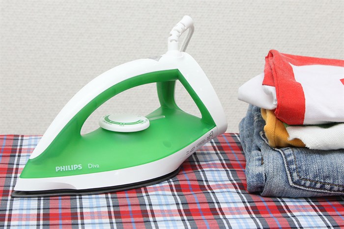 Bàn ủi khô Philips GC122 Màu Trắng - Xanh lá