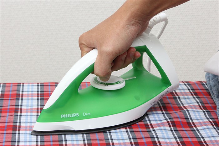 Bàn ủi khô Philips GC122 Màu Trắng - Xanh lá