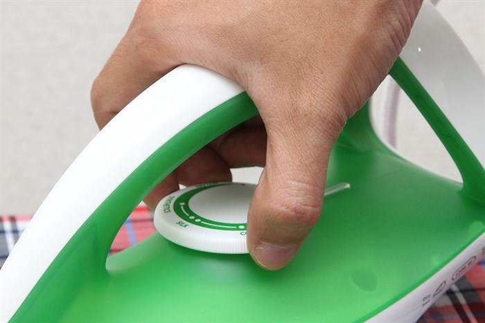 Bàn ủi khô Philips GC122 Màu Trắng - Xanh lá