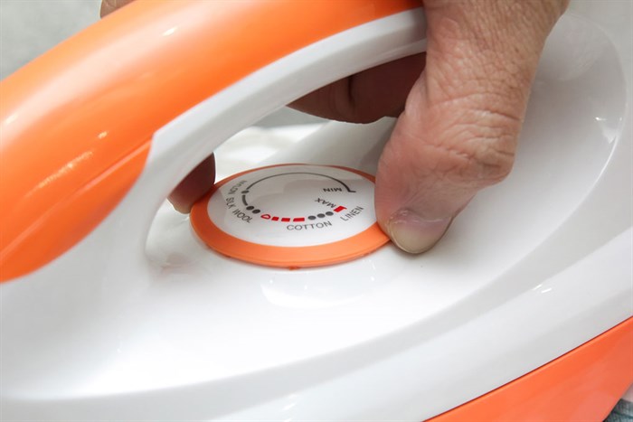 Bàn ủi khô Sunhouse SHDI 1070 Màu Trắng - Cam