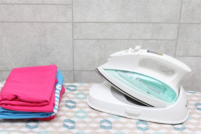 Bàn ủi hơi nước Panasonic NI-L700SSGRA Màu Trắng - Xanh