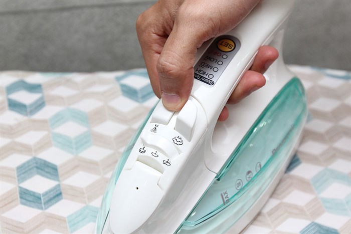 Bàn ủi hơi nước Panasonic NI-L700SSGRA Màu Trắng - Xanh