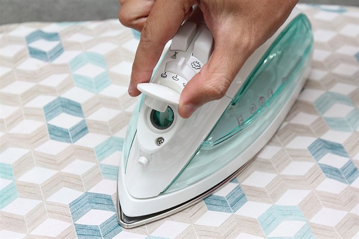 Bàn ủi hơi nước Panasonic NI-L700SSGRA Màu Trắng - Xanh