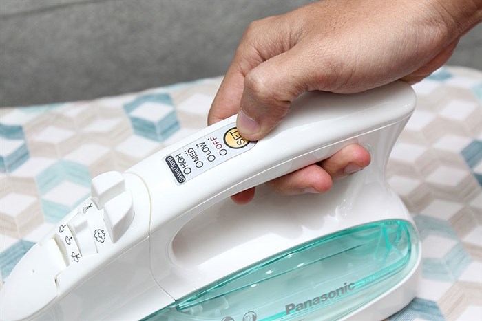 Bàn ủi hơi nước Panasonic NI-L700SSGRA Màu Trắng - Xanh