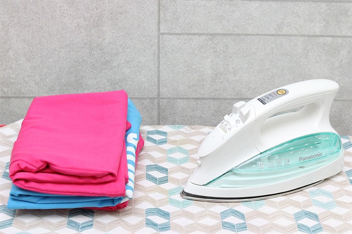 Bàn ủi hơi nước Panasonic NI-L700SSGRA Màu Trắng - Xanh