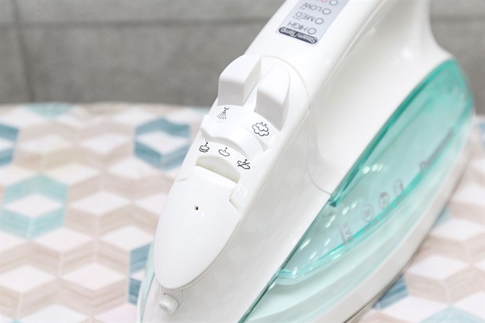 Bàn ủi hơi nước Panasonic NI-L700SSGRA Màu Trắng - Xanh