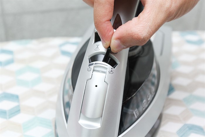 Bàn ủi hơi nước Panasonic NI-W650CSLRA 2200W Màu Đen - Xám