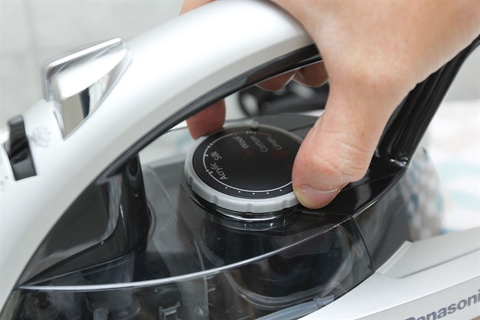 Bàn ủi hơi nước Panasonic NI-W650CSLRA 2200W Màu Đen - Xám