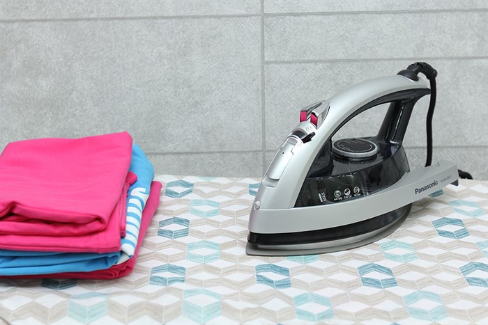 Bàn ủi hơi nước Panasonic NI-W650CSLRA 2200W Màu Đen - Xám