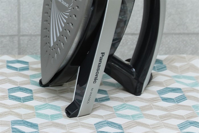 Bàn ủi hơi nước Panasonic NI-W650CSLRA 2200W Màu Đen - Xám