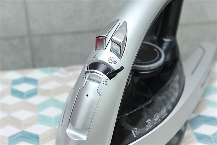 Bàn ủi hơi nước Panasonic NI-W650CSLRA 2200W Màu Đen - Xám