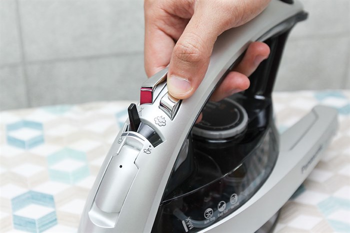 Bàn ủi hơi nước Panasonic NI-W650CSLRA 2200W Màu Đen - Xám