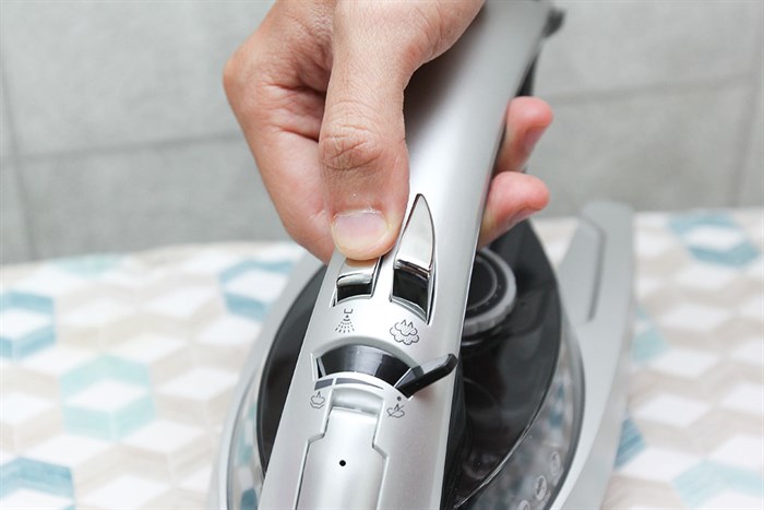 Bàn ủi hơi nước Panasonic NI-W650CSLRA 2200W Màu Đen - Xám