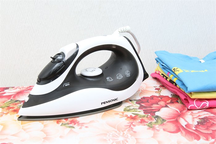Bàn ủi hơi nước Pensonic PSI-1006 Màu Trắng - Đen