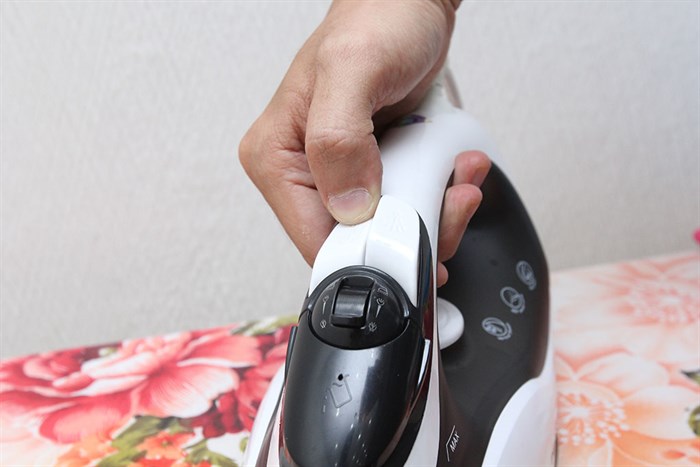 Bàn ủi hơi nước Pensonic PSI-1006 Màu Trắng - Đen