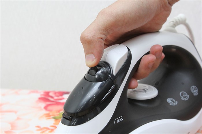 Bàn ủi hơi nước Pensonic PSI-1006 Màu Trắng - Đen