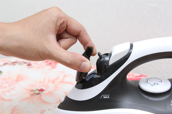 Bàn ủi hơi nước Pensonic PSI-1006 Màu Trắng - Đen