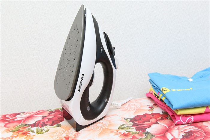 Bàn ủi hơi nước Pensonic PSI-1006 Màu Trắng - Đen