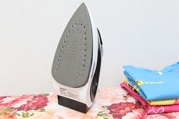 Bàn ủi hơi nước Pensonic PSI-1006 Màu Trắng - Đen