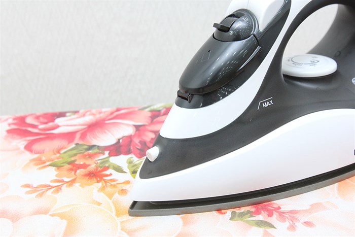 Bàn ủi hơi nước Pensonic PSI-1006 Màu Trắng - Đen