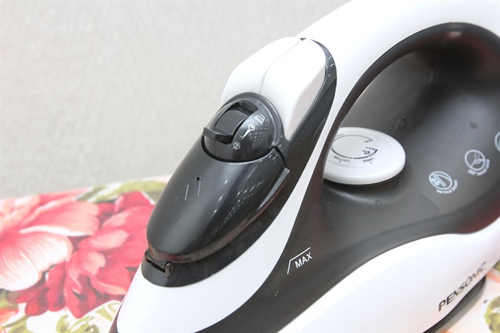 Bàn ủi hơi nước Pensonic PSI-1006 Màu Trắng - Đen