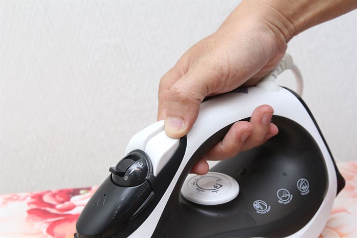 Bàn ủi hơi nước Pensonic PSI-1006 Màu Trắng - Đen