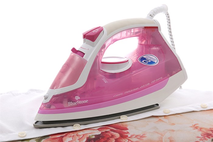 Bàn ủi hơi nước Bluestone SIB-3809 Màu Hồng