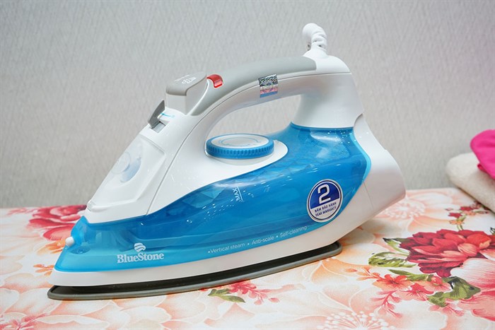 Bàn ủi hơi nước BlueStone SIB-3816 2200W Màu Trắng - Xanh