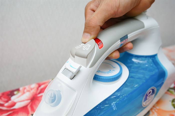 Bàn ủi hơi nước BlueStone SIB-3816 2200W Màu Trắng - Xanh