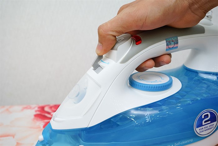 Bàn ủi hơi nước BlueStone SIB-3816 2200W Màu Trắng - Xanh