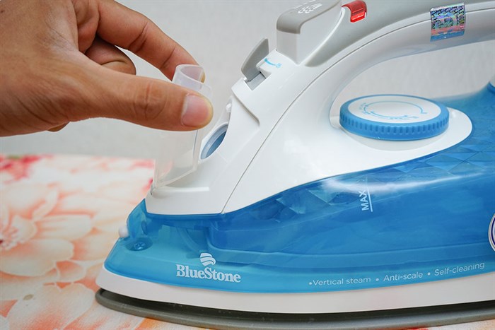 Bàn ủi hơi nước BlueStone SIB-3816 2200W Màu Trắng - Xanh