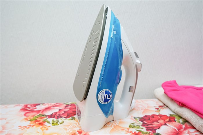 Bàn ủi hơi nước BlueStone SIB-3816 2200W Màu Trắng - Xanh