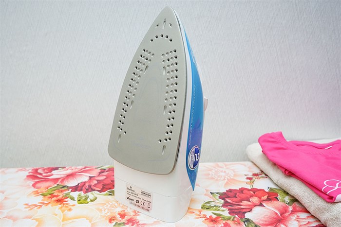 Bàn ủi hơi nước BlueStone SIB-3816 2200W Màu Trắng - Xanh