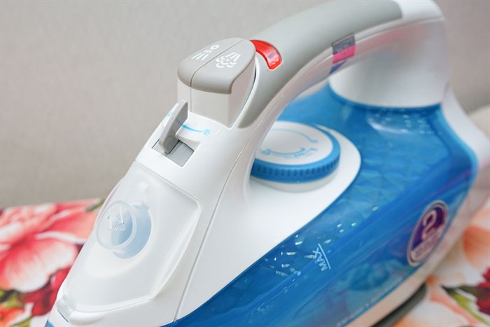 Bàn ủi hơi nước BlueStone SIB-3816 2200W Màu Trắng - Xanh