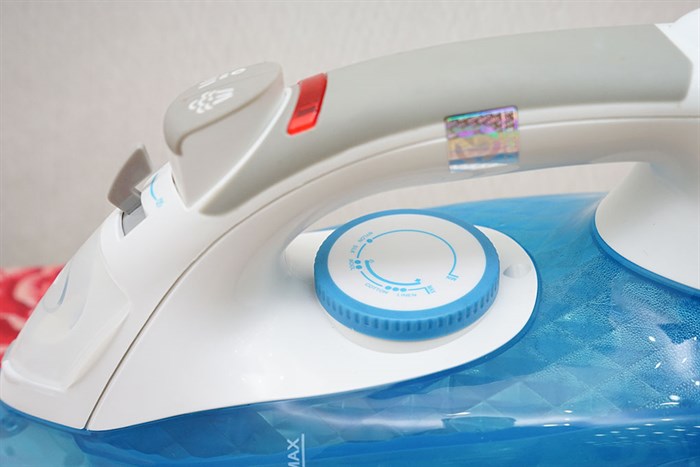 Bàn ủi hơi nước BlueStone SIB-3816 2200W Màu Trắng - Xanh