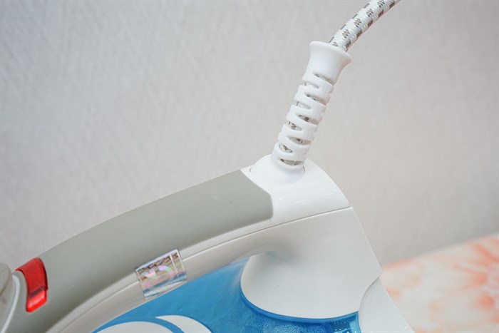 Bàn ủi hơi nước BlueStone SIB-3816 2200W Màu Trắng - Xanh