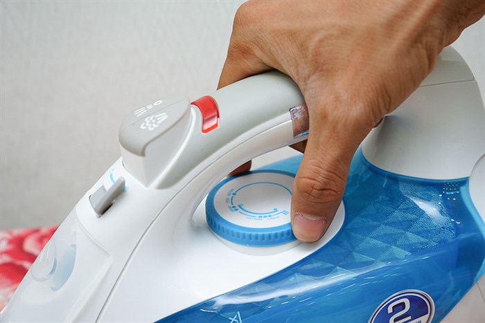 Bàn ủi hơi nước BlueStone SIB-3816 2200W Màu Trắng - Xanh