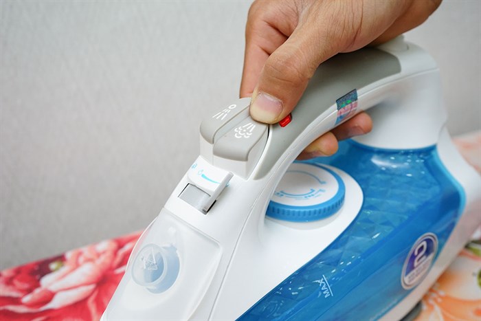 Bàn ủi hơi nước BlueStone SIB-3816 2200W Màu Trắng - Xanh